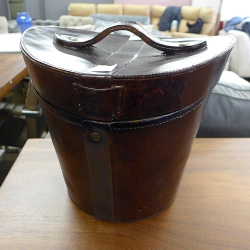 1427 - An ice bucket in the form of a hat box