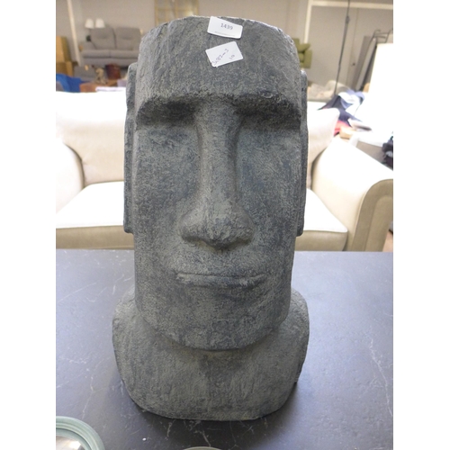 1439 - An Easter Island figure