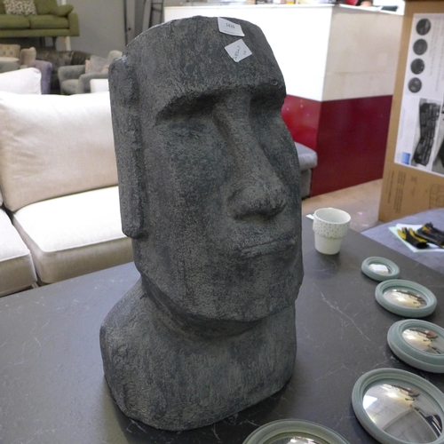 1439 - An Easter Island figure