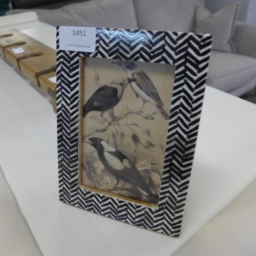 1451 - A bone inlay black and white chevron photo frame, 6 x 4