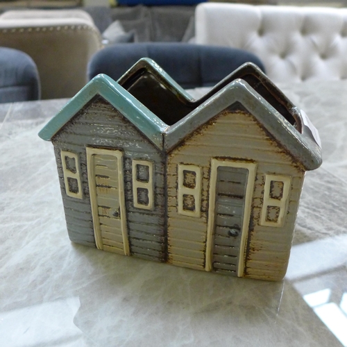 1479 - A ceramic beach hut planter W19cm (565305)