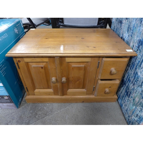 1567 - A small pine TV unit