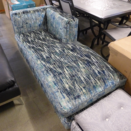 1568 - A blue and green patterned velvet chaise