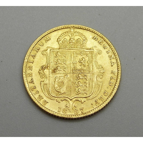 1002 - A Victorian 1887 shield back half sovereign