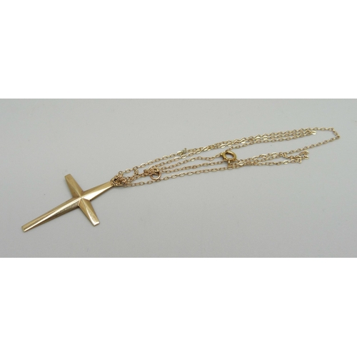 1005 - A 9ct gold cross pendant and chain, 2.8g