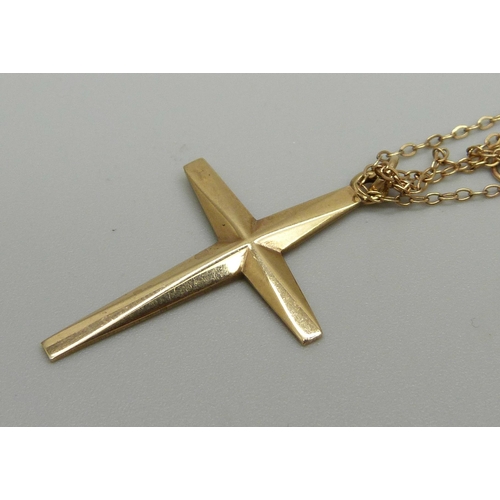 1005 - A 9ct gold cross pendant and chain, 2.8g