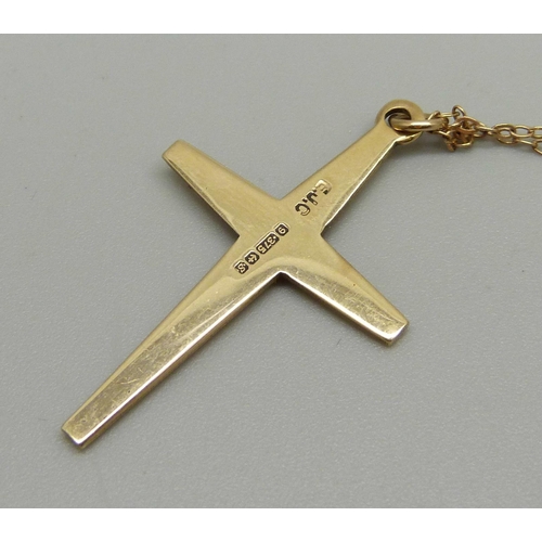 1005 - A 9ct gold cross pendant and chain, 2.8g