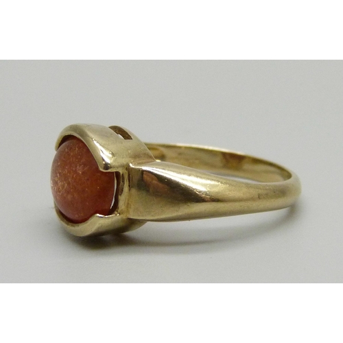 1016 - A 9ct gold and sandstone ring, 4.5g, N