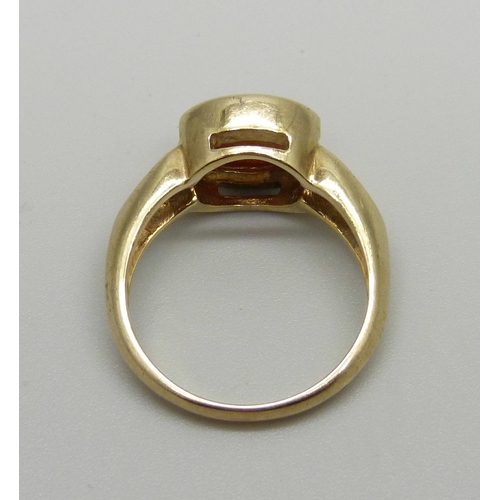 1016 - A 9ct gold and sandstone ring, 4.5g, N