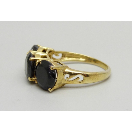 1021 - A silver gilt ring set with 6.75carat black spinel, O