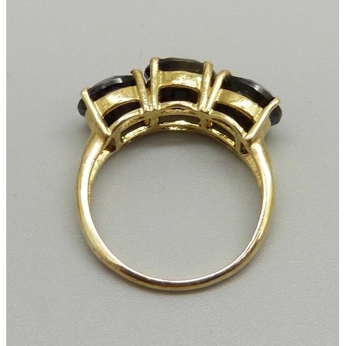 1021 - A silver gilt ring set with 6.75carat black spinel, O