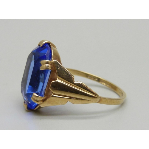 1040 - A 9ct gold ring set with a blue stone, 3.5g, Q