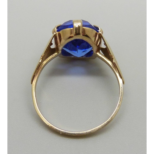 1040 - A 9ct gold ring set with a blue stone, 3.5g, Q