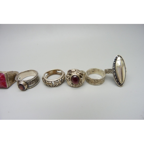 1042 - Nine silver rings, 56g