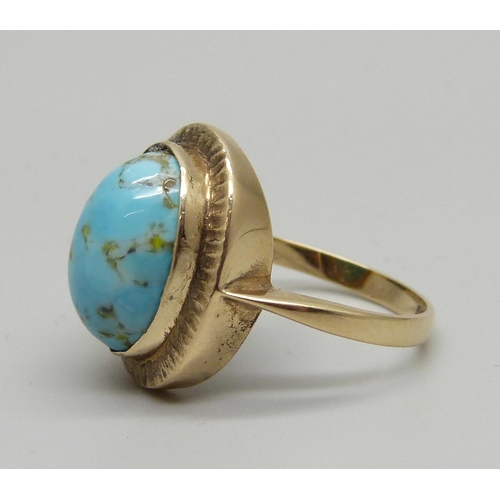 1047 - A 9ct gold and turquoise cabochon ring, 4.2g, P