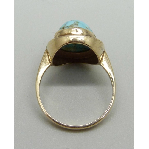 1047 - A 9ct gold and turquoise cabochon ring, 4.2g, P