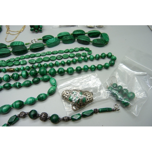 1073 - Malachite jewellery