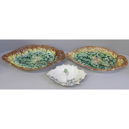 619 - A pair of majolica plates and a Shelley dish, majolica a/f