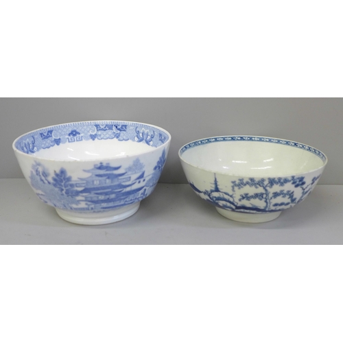 637 - A first period Worcester porcelain bowl, 1760, and a Grainger Worcester bowl, circa 1820, one cracke... 