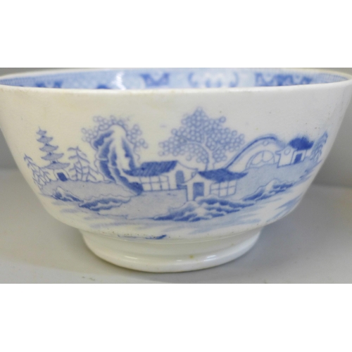 637 - A first period Worcester porcelain bowl, 1760, and a Grainger Worcester bowl, circa 1820, one cracke... 