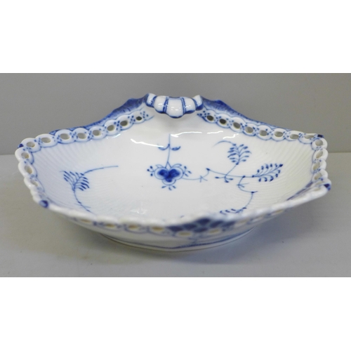 642 - A Royal Copenhagen Denmark dish, 1024, 18.5cm wide