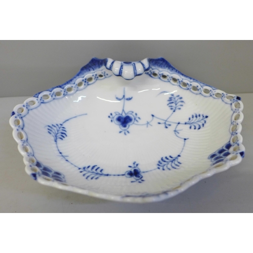 642 - A Royal Copenhagen Denmark dish, 1024, 18.5cm wide