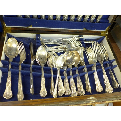 658 - A canteen of plated cutlery