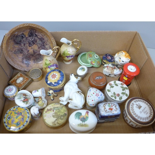 667 - A collection of trinket boxes, etc.