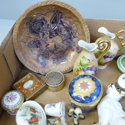 667 - A collection of trinket boxes, etc.