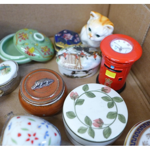 667 - A collection of trinket boxes, etc.