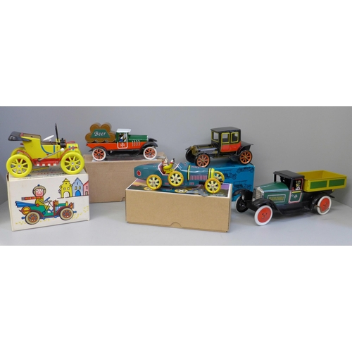 677 - A collection of tin plate toys