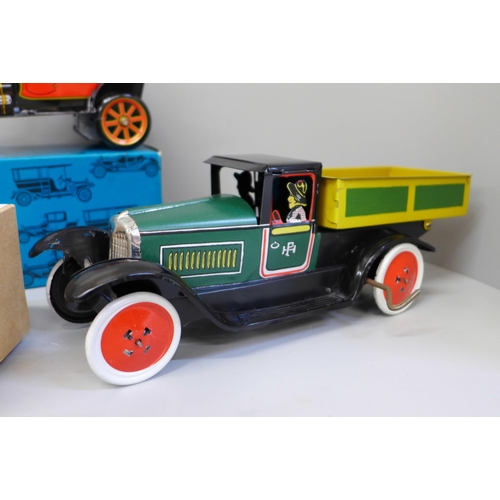 677 - A collection of tin plate toys