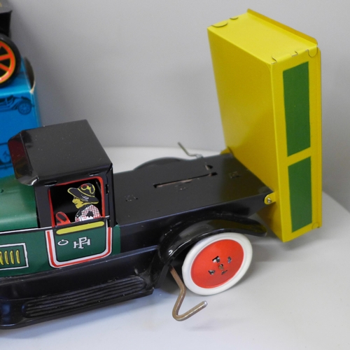 677 - A collection of tin plate toys