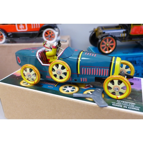 677 - A collection of tin plate toys