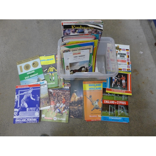 711 - Sporting memorabilia; a box of mixed sports programmes including cricket, snooker, racing, rugby, LA... 