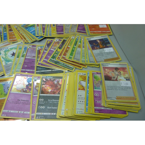 814 - 150 Holographic Pokemon cards