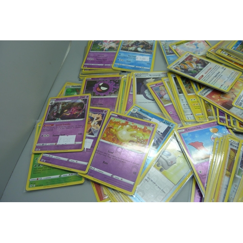 814 - 150 Holographic Pokemon cards