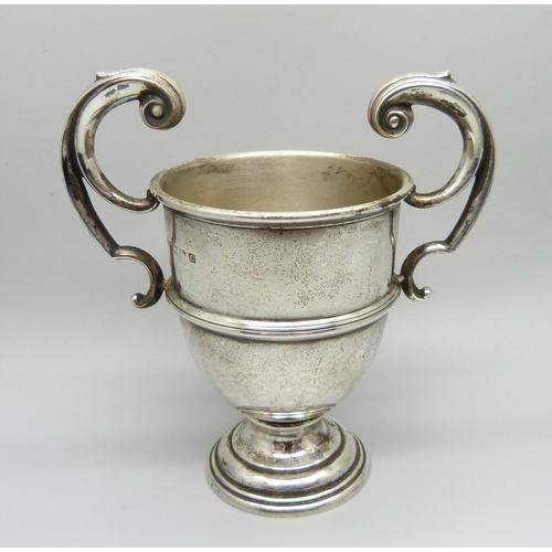 821 - A silver trophy, 111g