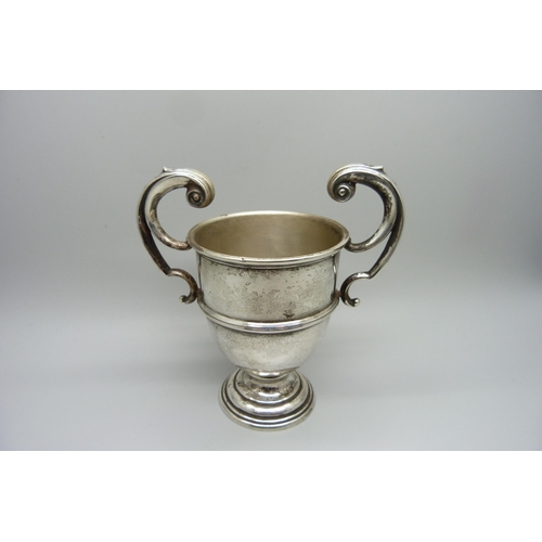 821 - A silver trophy, 111g