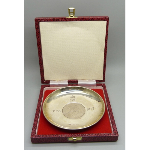 824 - A 1977 silver dish set with commemorative crown mount for The Silver Jubilee, 78g