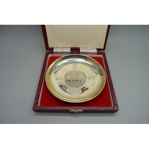 824 - A 1977 silver dish set with commemorative crown mount for The Silver Jubilee, 78g