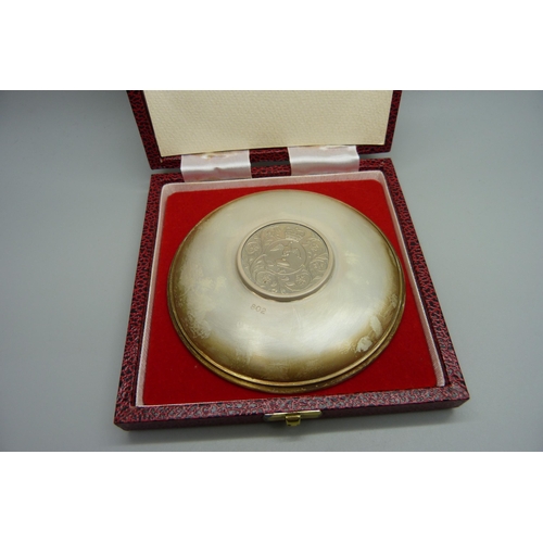 824 - A 1977 silver dish set with commemorative crown mount for The Silver Jubilee, 78g