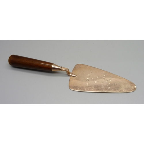 846 - A 9ct gold 1940's presentation trowel, gross weight 35.4g, 16cm