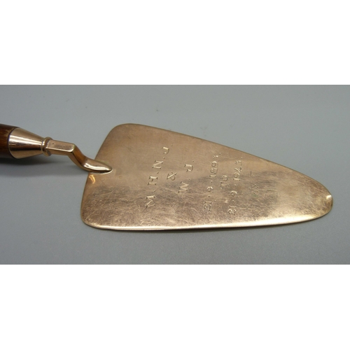 846 - A 9ct gold 1940's presentation trowel, gross weight 35.4g, 16cm