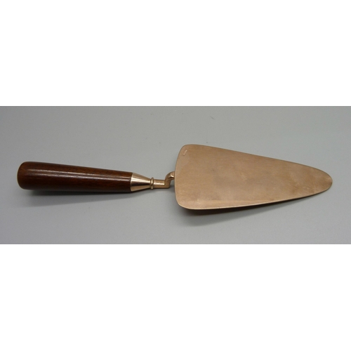 846 - A 9ct gold 1940's presentation trowel, gross weight 35.4g, 16cm