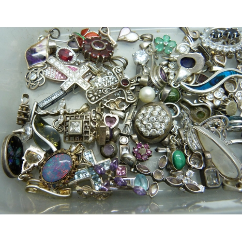 852 - A collection of silver pendants