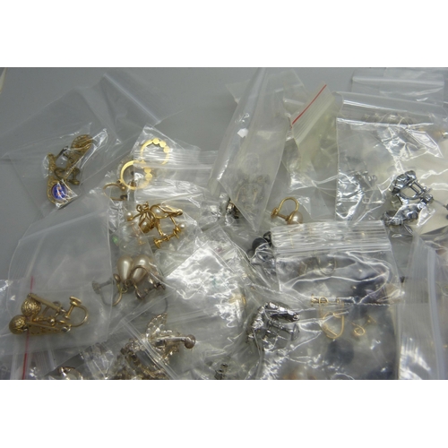 855 - Sixty-five pairs of screw back earrings