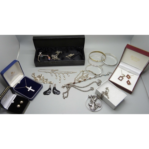 857 - Assorted silver jewellery