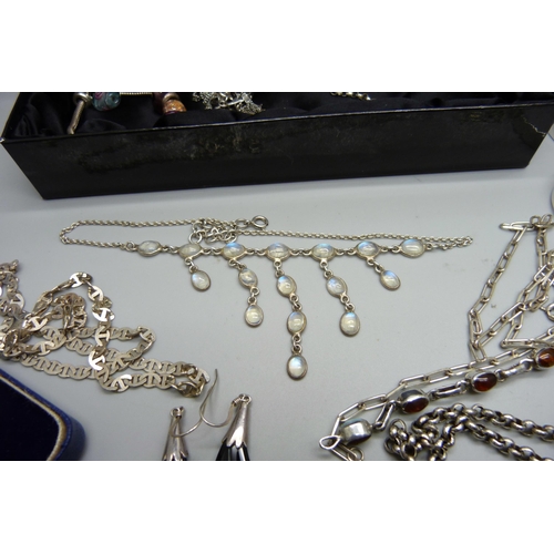 857 - Assorted silver jewellery