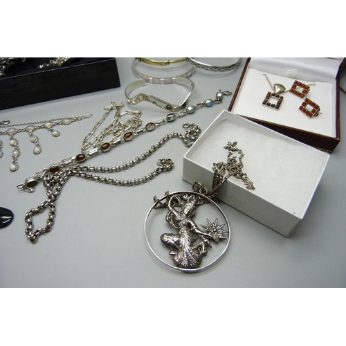 857 - Assorted silver jewellery